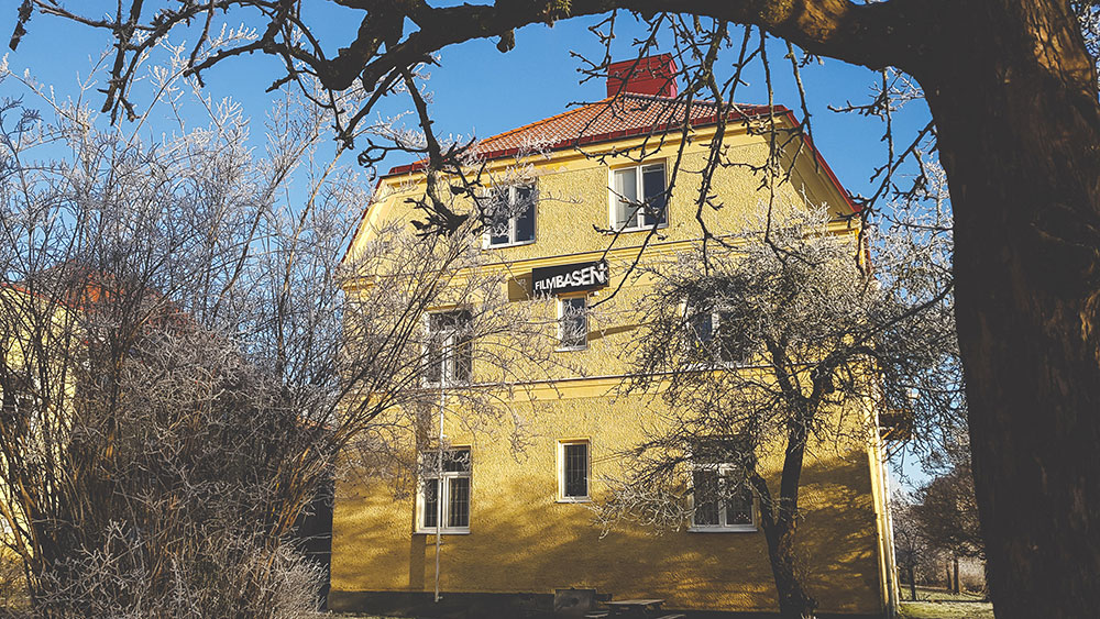 Filmbasen-huset i vinterljus.
