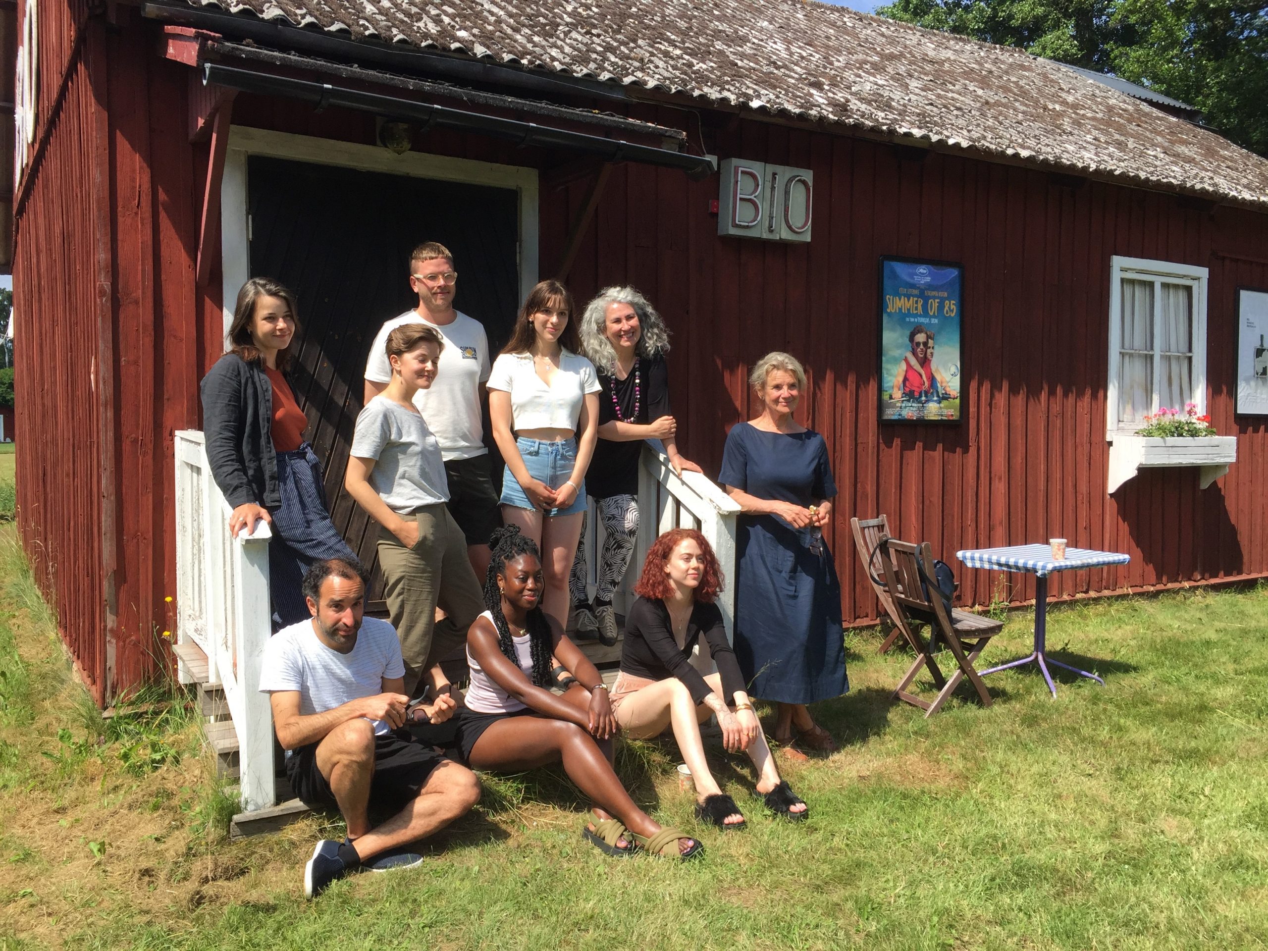 Talanglabbets deltagare med Stina Ekblad, vid Sudersandsbion på Fårö.