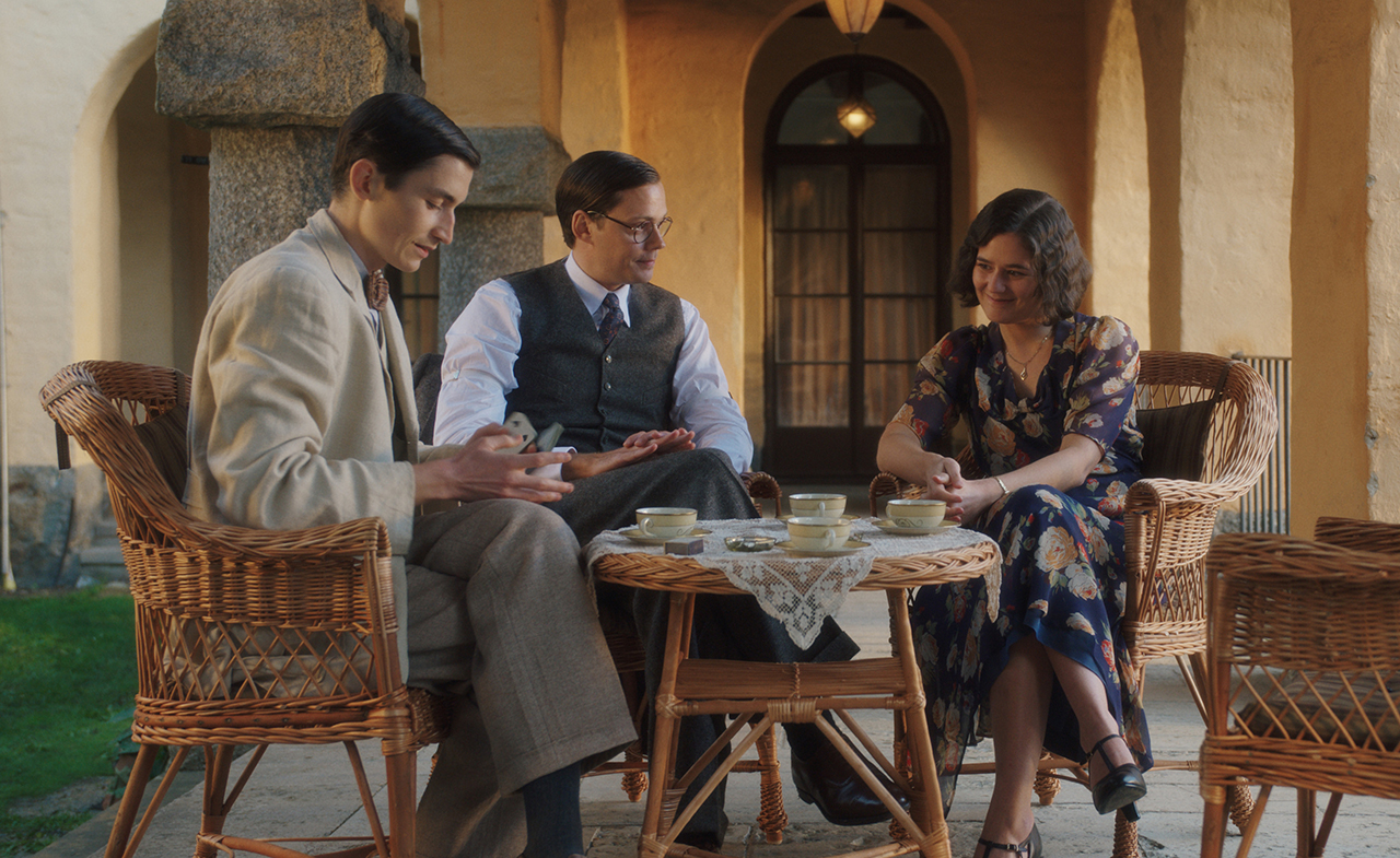 Gustav Lindh, Bill Skarsgård och Asta Kamma August i Bränn alla mina brev. Foto: Stellan Runge/SF Studios
