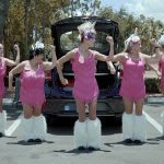 Ur filmen Calendar Girls. Syntolkning: Fem äldre kvinnor i rosa danskläder står uppställda i en dansformation på en parkeringsplats. Foto: Love Martinsen.
