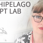 Syntolkning: Petra Revenue, kursledaren, i närbild till höger i bild mot grå/vit bakgrund. Till vänster högst upp i texten står det: Archipelago Script Lab med versaler.
