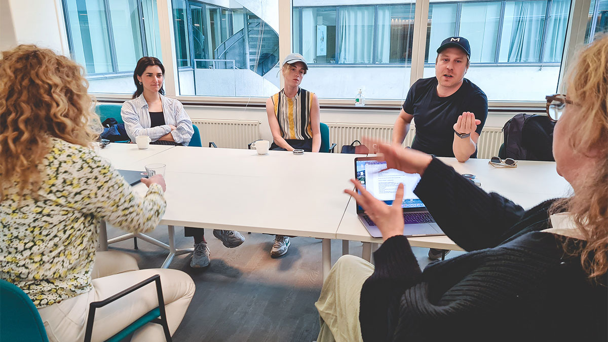 Syntolkning: Regissören Sophie Vuković, och producenterna Eliza Jones och Markus Waltå möter Film Stockholm Debuts Anne-Marie Söhrman Fermelin och Lina Jonsson vid ett bord i ett mötesrum. Foto: Mikael Ström Jupiter/Film Stockholm.