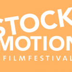 Syntolkning: Bild med logotypen för STOCKmotion filmfestival.