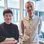 Syntolkning: Elin Övergaard och Manne Indahl i kontorsmiljö hos Film Stockholm. Foto: Mikael Ström Jupiter/Film Stockholm
