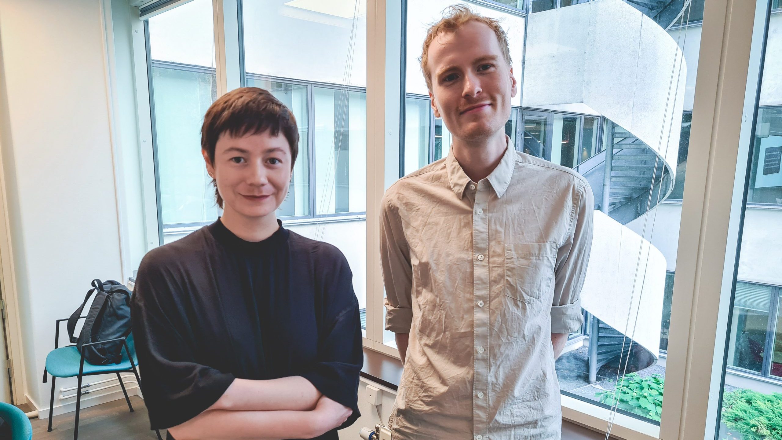 Syntolkning: Elin Övergaard och Manne Indahl i kontorsmiljö hos Film Stockholm. Foto: Mikael Ström Jupiter/Film Stockholm
