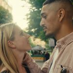 Syntolkning: Stillbild från Stammisar. Carla Sehn och Khalil Ghzal tittar in i varandras ögon. Foto: Erik Persson.