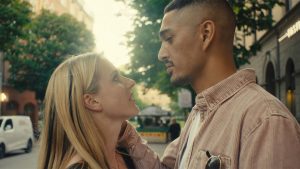 Syntolkning: Stillbild från Film Stockholms samproduktion Stammisar. Carla Sehn och Khalil Ghzal tittar in i varandras ögon. Foto: Erik Persson.