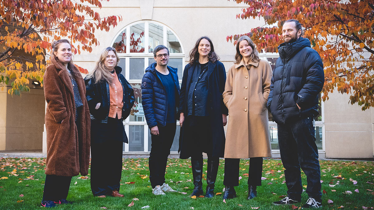 Syntolkning: Gruppbild på deltagarna i Film Stockholm Debut 2: Sofia Ferguson, Amanda Adele Björk, George Ivanov, Alicia Hansen, Stina Eriksson, Lode Kuylenstierna. Foto: Mikael Ström Jupiter/Film Stockholm.